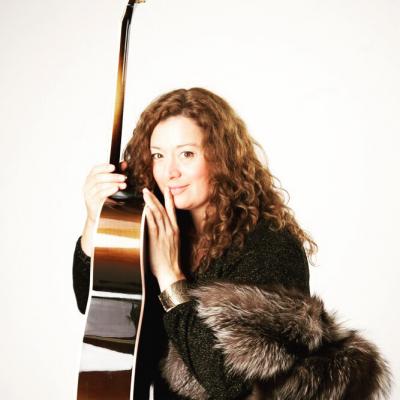 O’Flannigans Pub: Lindsay May Performs