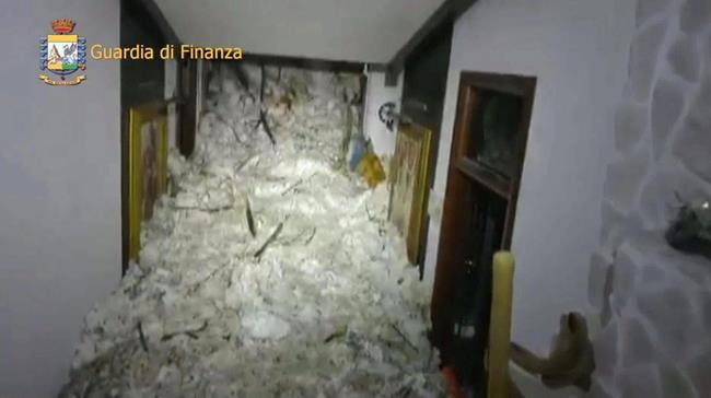Italy crews work through night after avalanche hits hotel | iNFOnews.ca Italy crews work through night after avalanche hits hotel | iNFOnews.ca
