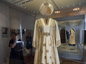 Kensington Palace displays glamorous royal wardrobe from Queen Elizabeth II, Princess Diana | iNFOnews.ca CP24090417
