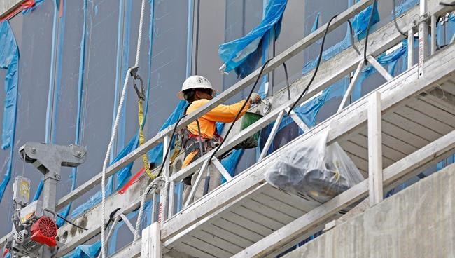 Survey: US services sector improved at best pace in 12 years | iNFOnews.ca CP683114121
