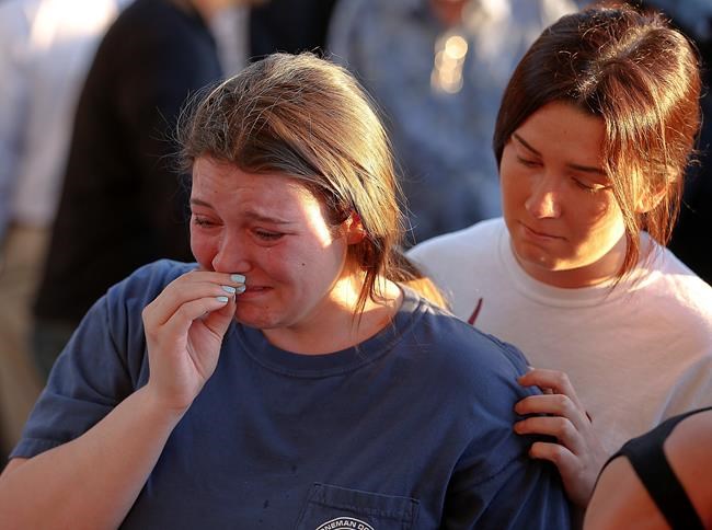 Hundreds hold vigil for victims of Florida school shooting | iNFOnews.ca Hundreds hold vigil for victims of Florida school shooting | iNFOnews.ca