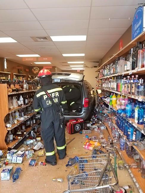 Minivan crashes into Florida liquor store, injuring 3 people | iNFOnews.ca Minivan crashes into Florida liquor store, injuring 3 people | iNFOnews.ca
