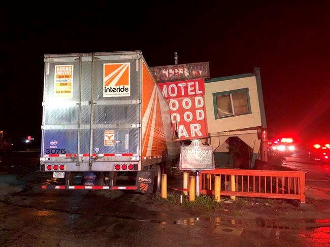 Semitrailer inflicts major damage on closed Florida landmark | iNFOnews.ca