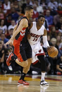 Sweet 16: Heat hold off Toronto and beat Raptors for 16th straight time, 107-102 | iNFOnews.ca