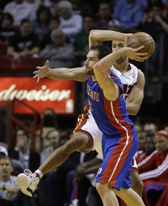 Heat extend streak to 25 straight wins, rally past Detroit 103-89 behind 29 points from James | iNFOnews.ca