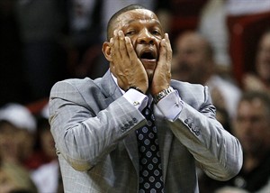 James leaves with cramps, Heat close out Celtics behind Wade and Bosh, 120-107 | iNFOnews.ca CP20606286