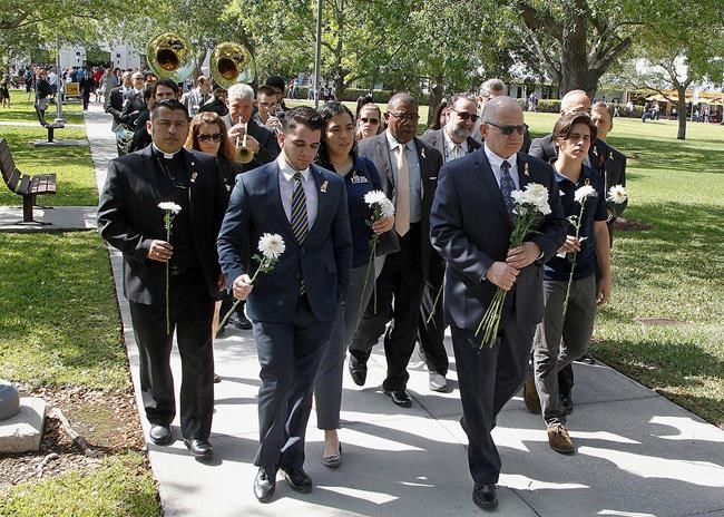 Vigil for Florida bridge-collapse victims draws tears, gasps | iNFOnews.ca
