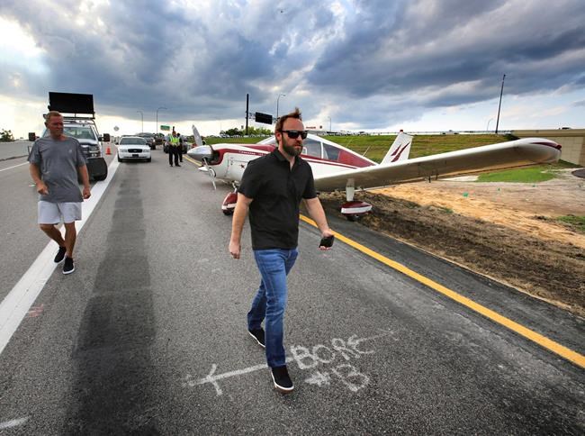 Small plane lands on Florida highway during rush hour | iNFOnews.ca CP962928726