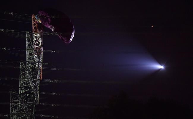 6 rescued from German hot air balloon that hit power lines | iNFOnews.ca