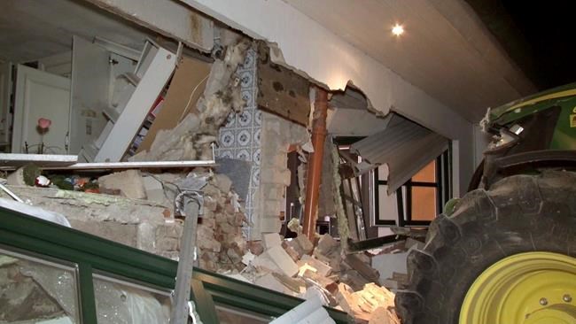 Thief in Germany drives tractor through wall, steals safe | iNFOnews.ca Thief in Germany drives tractor through wall, steals safe | iNFOnews.ca