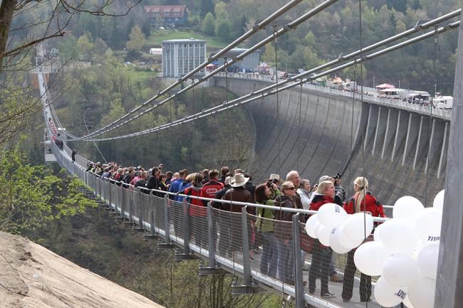 German footbridge offers dizzying walk over river valley | iNFOnews.ca
