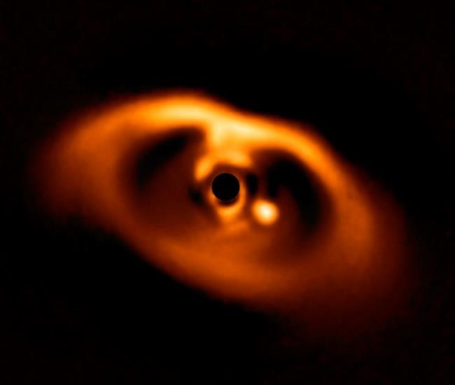 Astronomers report 1st image of baby planet being formed | iNFOnews.ca