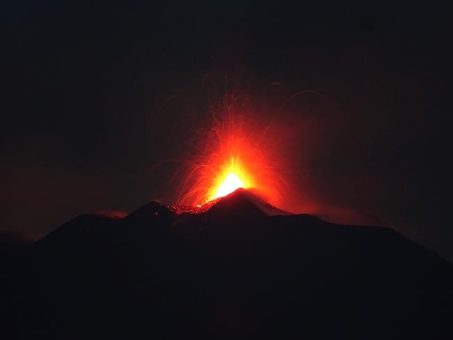 Mount Etna volcano roars into action with ash and lava | iNFOnews.ca Mount Etna volcano roars into action with ash and lava | iNFOnews.ca