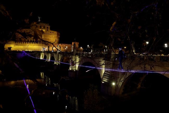 Italian tightrope walker inches his way over Tiber River | iNFOnews.ca Italian tightrope walker inches his way over Tiber River | iNFOnews.ca
