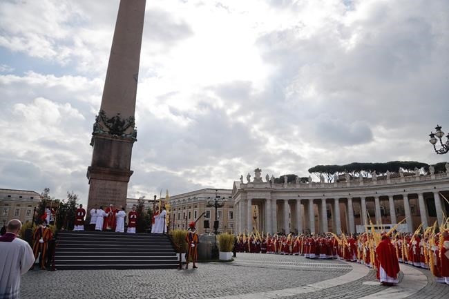 Pope Francis blesses palm branches as he ushers in Holy Week | iNFOnews.ca