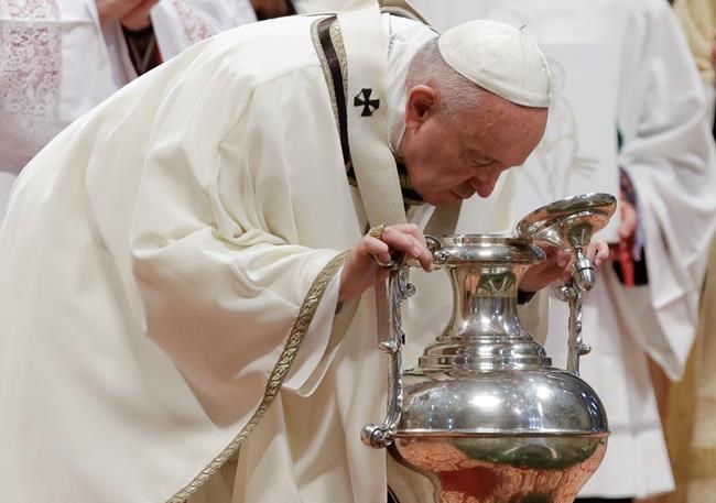 Pope washes inmates' feet, says bishops must be servants | iNFOnews.ca