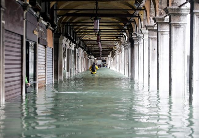 High tides surge through Venice, locals rush to protect art | iNFOnews.ca