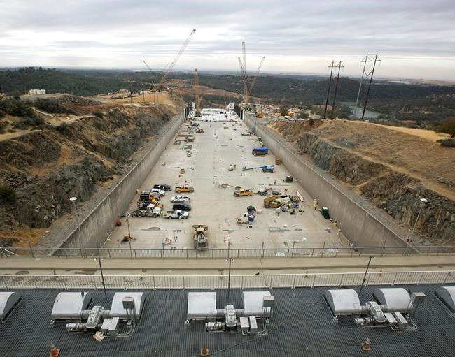 Big California dam's new spillway already has cracks in it | iNFOnews.ca CP744339931