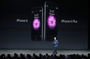 APPLE LIVE: 2 Larger iPhones, wearable devices unveiled at Apple show | iNFOnews.ca CP29821618