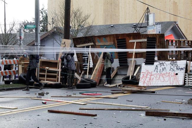 Portland police ask for clear streets at barricaded house | iNFOnews.ca CP452431272