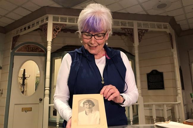 2 nurses: Her mom battled 1918 pandemic, she fights this one | iNFOnews.ca