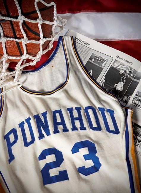 Obama's high school basketball jersey sells for $120,000 | iNFOnews.ca