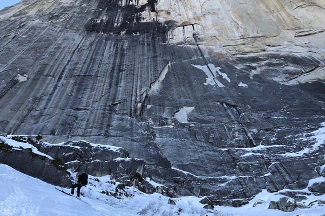 2 skiers defy death in descent of Yosemite's Half Dome | iNFOnews.ca