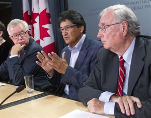 Former PMs, aboriginal leaders seek to ease tensions between groups | iNFOnews.ca CP29751290