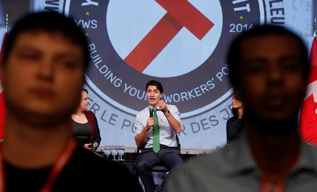 Heckles, jeers and turned backs greet Justin Trudeau at youth labour forum | iNFOnews.ca