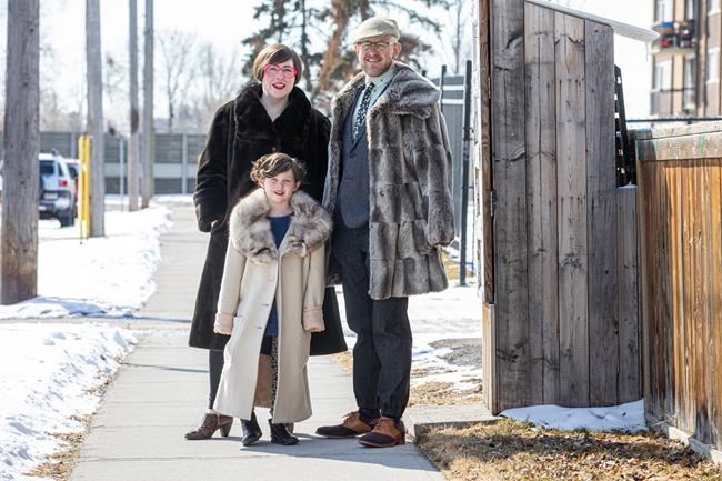 'Porchraits:' Calgary photographer capturing family moments during COVID-19 | iNFOnews.ca