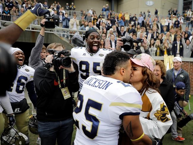 Trend? College football players pop the question on-field | iNFOnews.ca Trend? College football players pop the question on-field | iNFOnews.ca