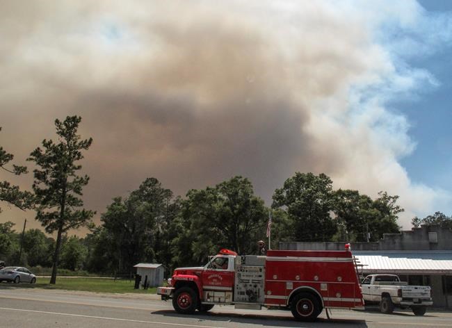 Giant air tanker used to attack growing Georgia wildfire | iNFOnews.ca