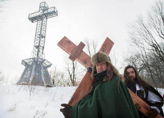Montrealers brave chilly walk up Mount Royal in honour of cross' 375th birthday | iNFOnews.ca CP396418284