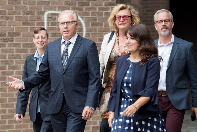 Quebec campaign: Liberals pledge expanded dental coverage, Coalition talks school taxes | iNFOnews.ca
