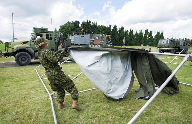 About 100 soldiers help with the crush of asylum seekers at Quebec border | iNFOnews.ca