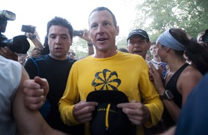 Hundreds show support for Lance Armstrong by running alongside him in Montreal | iNFOnews.ca CP19932527