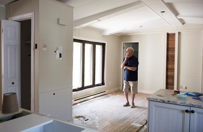 After heavy spring floods, demolition work begins in Ste-Marthe-sur-le-Lac | iNFOnews.ca