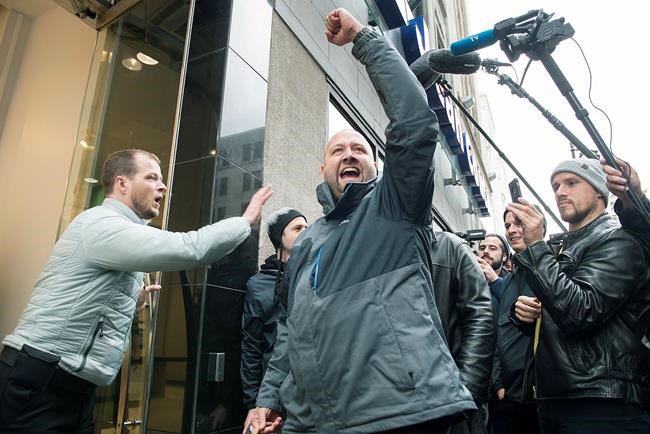 Hundreds queue in Quebec to be among first buyers of legal cannabis | iNFOnews.ca Hundreds queue in Quebec to be among first buyers of legal cannabis | iNFOnews.ca