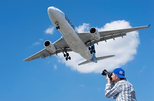 Montreal plane-spotters have fun as well as boosting airport security | iNFOnews.ca