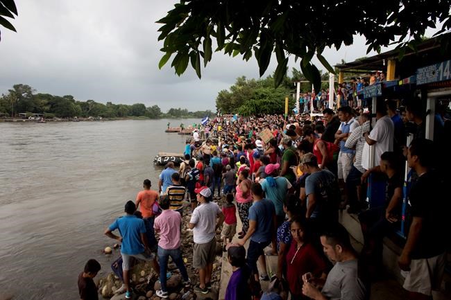 Caravan migrants break Guatemala border fence, rush Mexico | iNFOnews.ca Caravan migrants break Guatemala border fence, rush Mexico | iNFOnews.ca