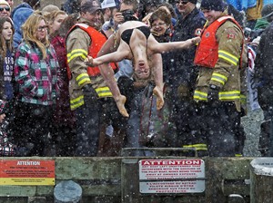 Hundreds plunge into icy waters for New Year's charity Polar Bear Dip | iNFOnews.ca CP21397820
