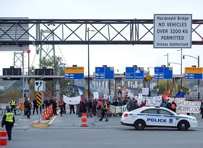 Climate protesters shut down bridges in Canadian cities as part of global action | iNFOnews.ca Climate protesters shut down bridges in Canadian cities as part of global action | iNFOnews.ca