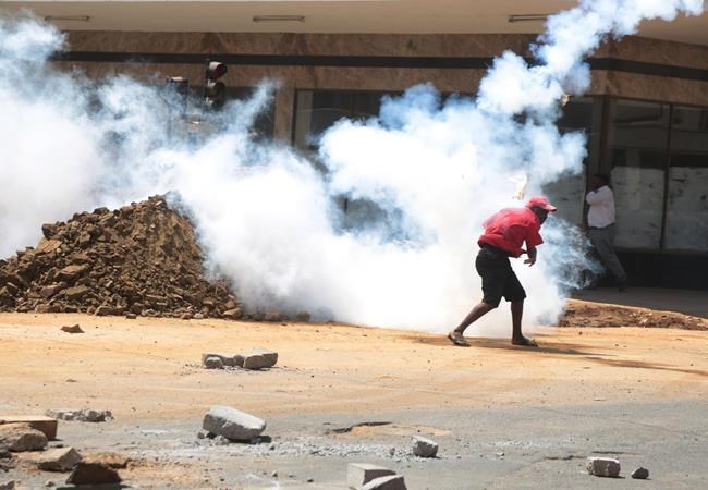 Zimbabwe police fire tear gas, gunshots to quell protests | iNFOnews.ca Zimbabwe police fire tear gas, gunshots to quell protests | iNFOnews.ca
