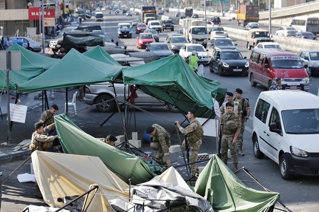Lebanese army opens major roads after premier's resignation | iNFOnews.ca Lebanese army opens major roads after premier's resignation | iNFOnews.ca