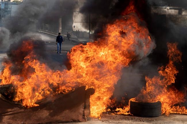 Lebanon's caretaker PM warns of chaos as currency plunges | iNFOnews.ca