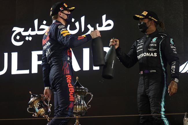 Hamilton holds off Verstappen to win tense F1 season-opener | iNFOnews.ca