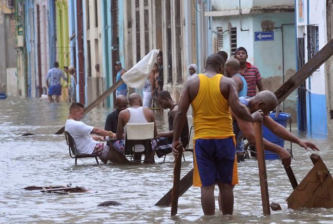 Pic of Cubans at dominoes in Irma floodwaters sparks debate | iNFOnews.ca