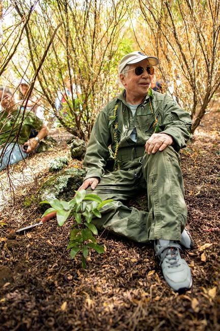 Paul Simon plants a tree at Hawaii forest preserve on Maui | iNFOnews.ca