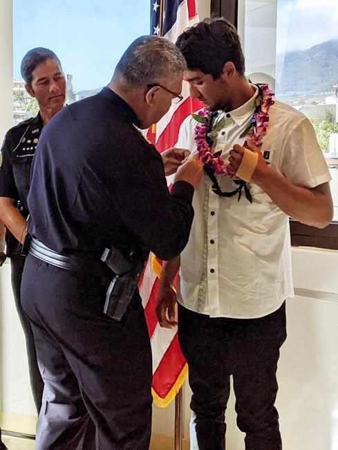 Hawaii man honoured for fighting off shark, protecting group | iNFOnews.ca