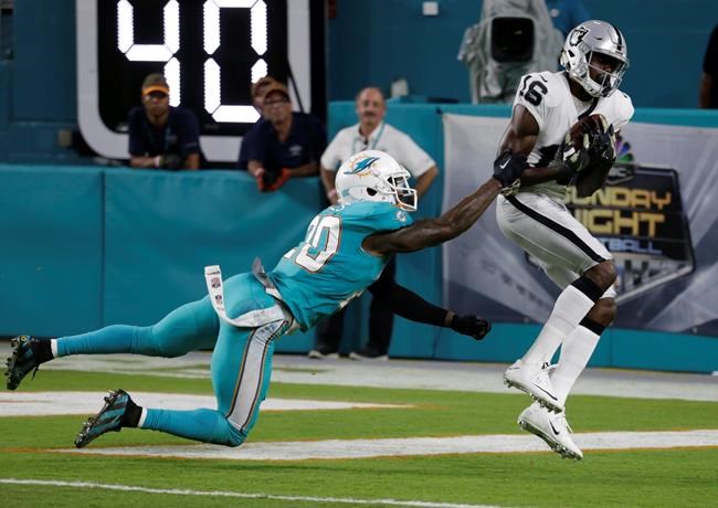 Carr throws for 300 yards to help Oakland beat Miami 27-24 | iNFOnews.ca